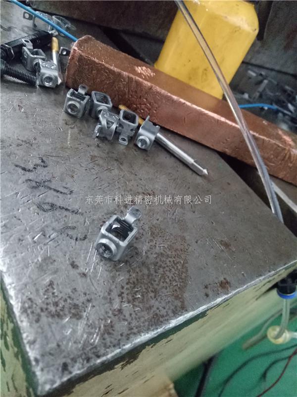 模內(nèi)攻牙機精密端子實例應用